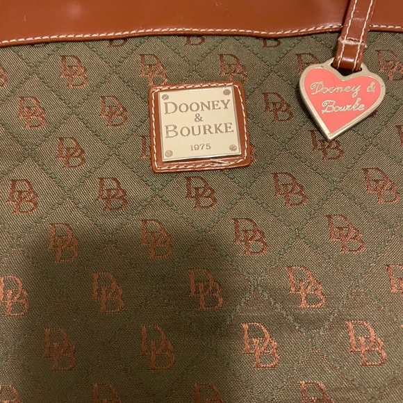 Dooney and Bourke shoulder bag - Picture 2 of 3
